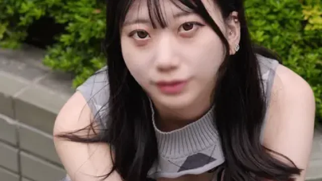 FC2-PPV-4930925 · 【附特典】在APP上认识的高挑纤细美女。虽然嘴上说着是为了钱，但其实几乎是为了鸡巴！？对立刻就高潮的敏感小穴进行播种打桩，在让她连续高潮的同时大量无套中出！！