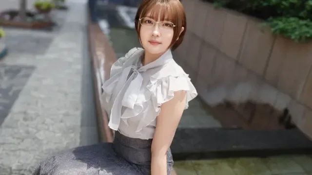 SIRO-5756 · 將那天看到的妄想變為現實...！冷酷又色情的櫃檯眼鏡妹！從色情內衣中若隱若現的巨臀絕對不能錯過！【初次拍攝】網路應徵AV→AV體驗拍攝 2638